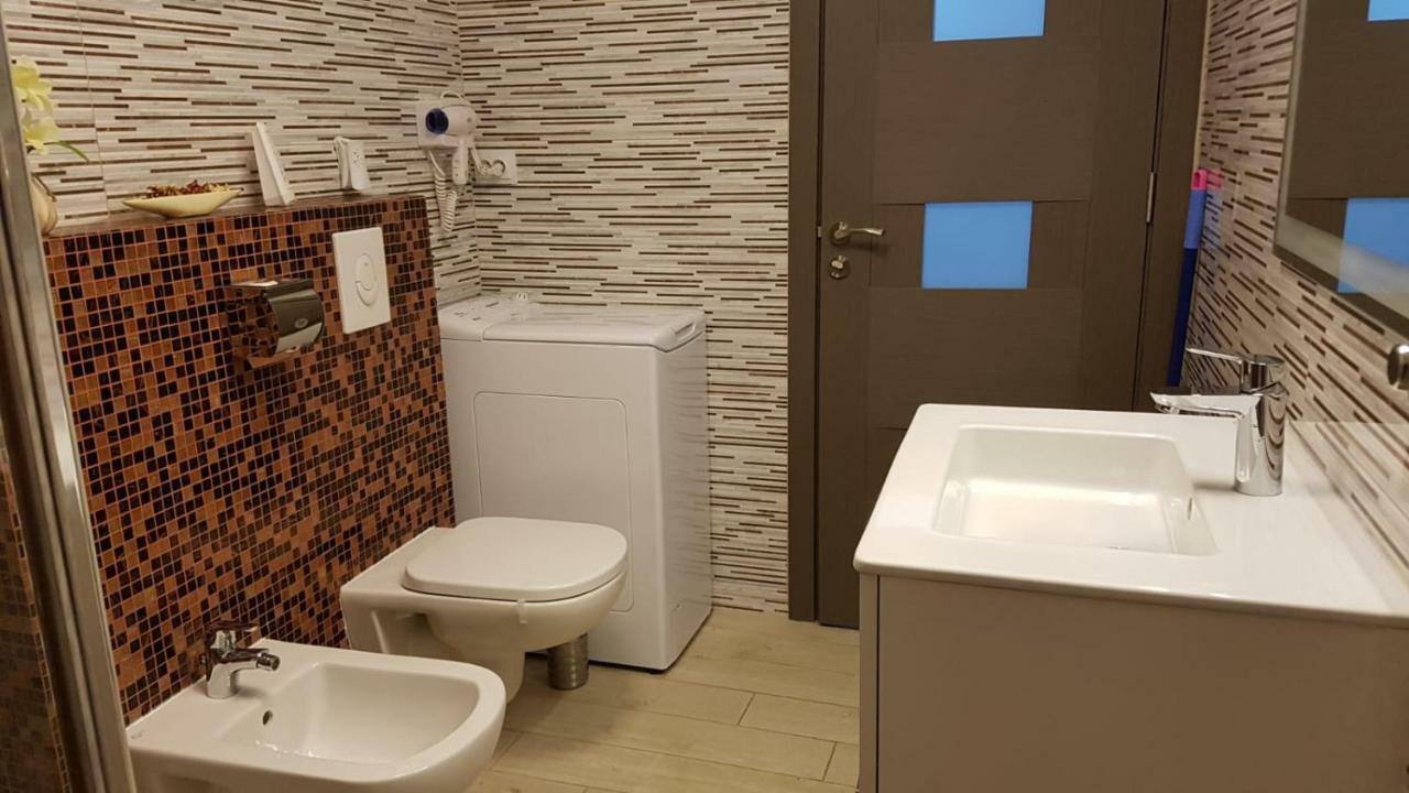 Tina Apartament 2 クラヨーヴァ エクステリア 写真