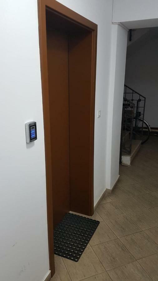 Tina Apartament 2 クラヨーヴァ エクステリア 写真
